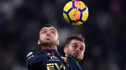 Pemain Genoa, Goran Pandev (kiri) menghalau bola dari jangkauan pemain Juventus, Miralem Pjanic pada lanjutan Serie A di Allianz stadium, Turin, (22/1/2018). Juventus menang tipis 1-0.  (AFP/Marco Bertorello)