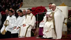 Paus Fransiskus memimpin Misa Malam Natal di Basilika Santo Petrus, Vatikan, 24 Desember 2022. Gereja Katolik Roma merayakan Natal menurut kalender Gregorian pada malam tanggal 24-25 Desember 2022. (AP Photo/Gregorio Borgia)
