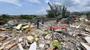 Warga memeriksa puing-puing di mana rumah mereka berdiri sebelum gempa dan tsunami di Petobo, Palu, Kamis (4/10). Wilayah Kelurahan Petobo di Palu menjadi salah satu daerah yang terkena dampak parah karena 'ditelan bumi'. (AFP/ ADEK BERRY)