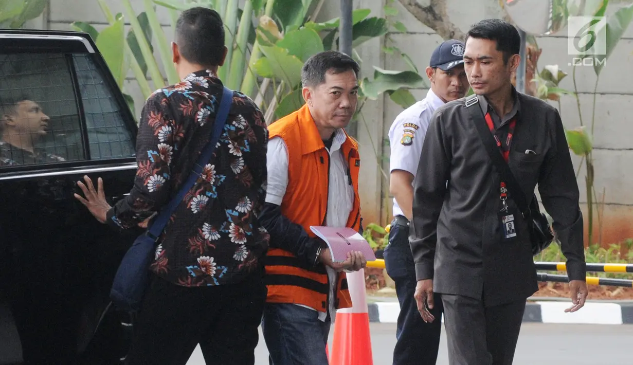 Pengacara Alfin Suherman (tengah) selaku penyuap Aspidum Kejati DKI Jakarta Agus Winoto akan menjalani pemeriksaan di Gedung KPK, Jakarta, Senin (12/8/2019). Alfin diperiksa sebagai tersangka terkait suap penangan perkara penipuan investasi Sendy Perico. (merdeka.com/Dwi Narwoko)