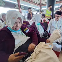 Para jemaah haji lansia ini penuh semangat menarik koper kabin mereka menuju ruang tunggu keberangkatan pesawat Saudi Airlines&nbsp;di Terminal 2 Bandara Soekarno Hatta. Tepatnya di area keluar dari Makkah Route. (Foto:Liputan6/Pramita Tristiawati)