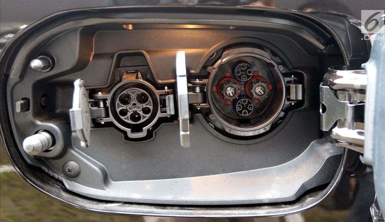 Tampilan charger mobil listrik hibah dari Mitsubishi Motors kepada Kementerian Perindustrian (Kemenperin) di Jakarta, Senin (26/2). Hibah tersebut untuk mendorong penggunaan kendaraan ramah lingkungan. (Liputan6.com/JohanTallo)