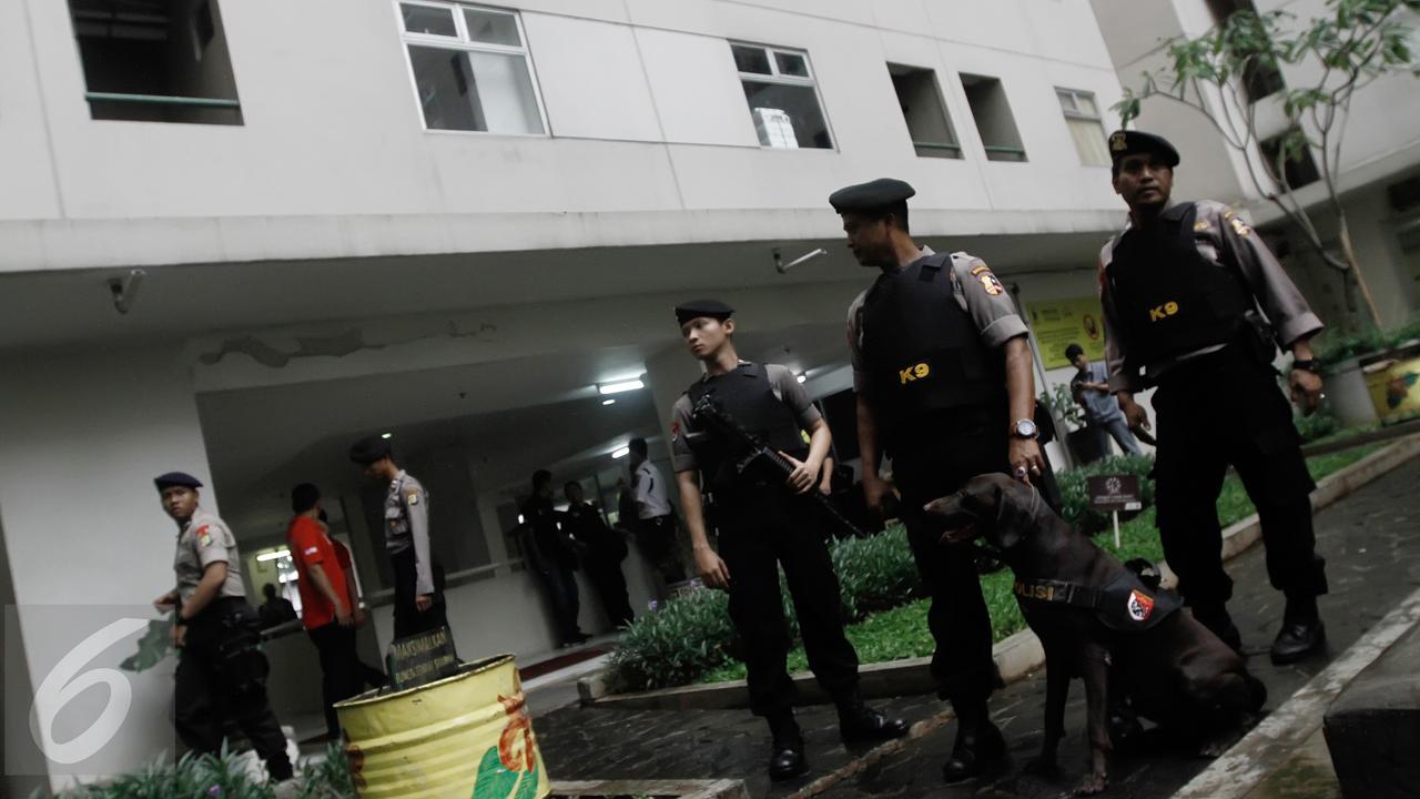 20160225-Ratusan Aparat Gabungan Gelar Razia Narkoba di Kalibata City-Jakarta