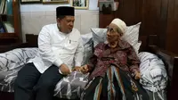 Fahri Hamzah bertemu Mbah Moen di di Komplek Pondok Pesantren Al Anwar, Sarang, Rembang, Jawa Tengah. (Liputan6.com/Rifqi Aufal Sutisna)