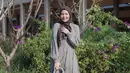 <p>Tampil anggun, Dara Arafah tampak memadukan gamis berwarna abu-abu dengan aksen kancing di bagian depan dengan scarf monogram berwarna coklat. Ia melengkapi penampilannya dengan tas Dior warna senada dengan gamisnya, serta heels berwarna putih. (Instagram/daraarafah).</p>