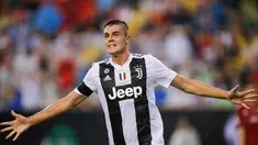 Pemain anyar Juventus, Andrea Favilli melakukan selebrasi usai mencetak gol ke gawang Bayern Munchen dalam International Champions Cup (ICC) 2018 di Lincoln Financial Field, Philadelphia, Amerika Seikat, Rabu (25/7). (Eduardo Munoz Alvarez/AFP)