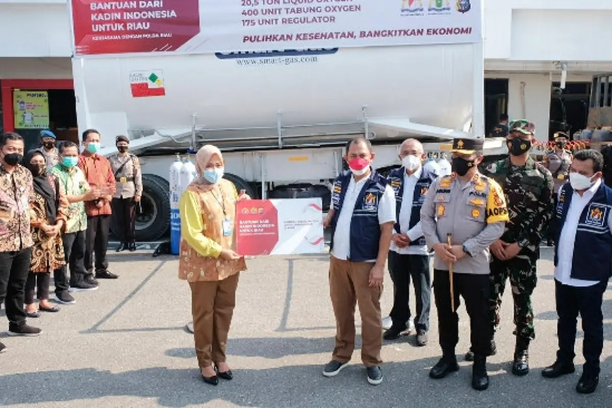 Penyerahan bantuan liqyid gas dan vaksinasi massal ke Polda Riau untuk disalurkan ke rumah sakit serta warga.