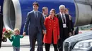 Perdana Menteri Kanada, Justin Trudeau bersama istrinya, Sophie Gregoire-Trudeau, dan putra mereka, Hadrien setibanya di Hamburg, Jerman, Kamis (6/7). PM Kanada membawa istri dan putranya untuk menghadiri KTT G20. (AP Photo/Michael Sohn)