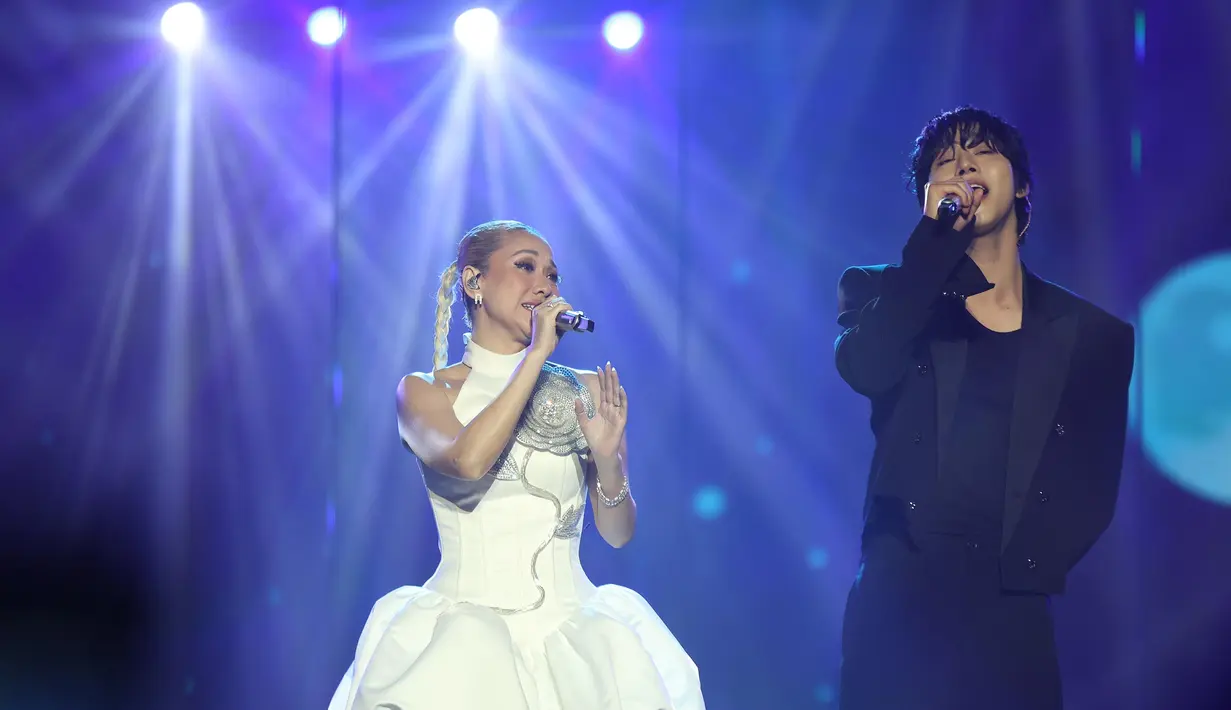 Malam Puncak HUT SCTV 35 Xtraordinary juga dimeriahkan oleh Ahn Hyo Seop yang tampil berkolaborasi bersama Bunga Citra Lestari. (Kapanlagi.com/Budy Santoso)