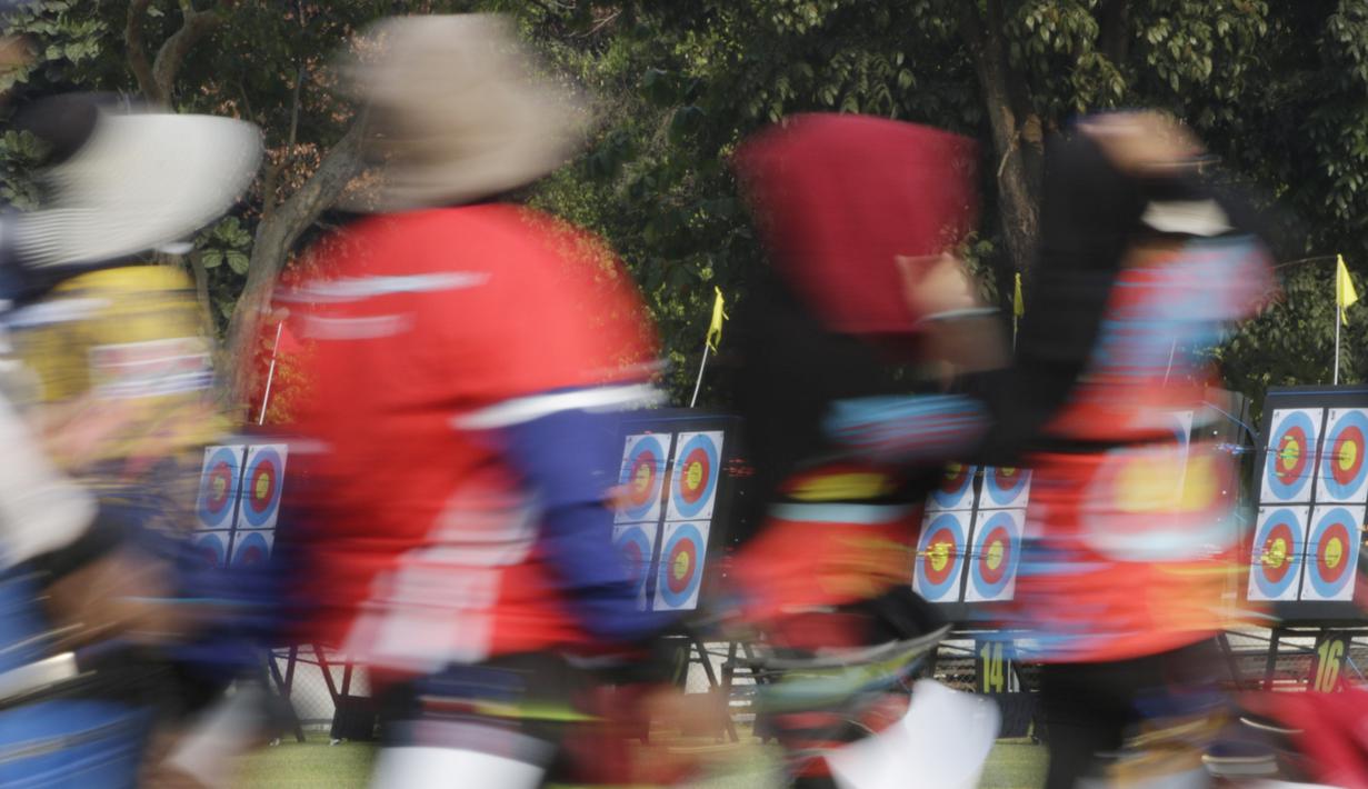Para pepanah berjalan saat Kejuaraan Nasional Panahan Prakualifiikasi PON XX /2020 di Lapangan Panahan Senayan, Jakarta, Senin (23/9). Seleksi ini diikuti oleh 516 peserta dan 30 provinsi. (Bola.com/Vitalis Yogi Trisna)
