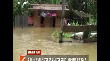 Banjir disebabkan tingginya curah hujan sehingga Sungai Batang Tabir meluap. Setidaknya, ada 125 rumah terendam banjir.