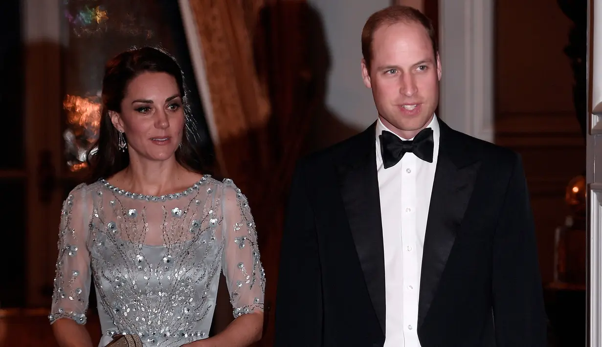 Duchess of Cambridge, Kate Middleton dan suaminya, Pangeran William tiba untuk makan malam di di Kedutaan Besar Inggris di Paris (17/3). Kate dan William juga akan bertemu Presiden Prancis, Francois Hollande. (AFP Photo/Pool/Eric Feferberg)