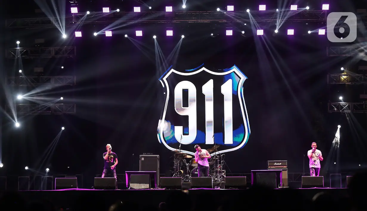 Kerinduan penggemar dengan karya serta aksi panggung 911 pun akhirnya bisa terobati. Beberapa single populernya dibawakan oleh ketiga personel 911. (Liputan6.com/Johan Tallo)