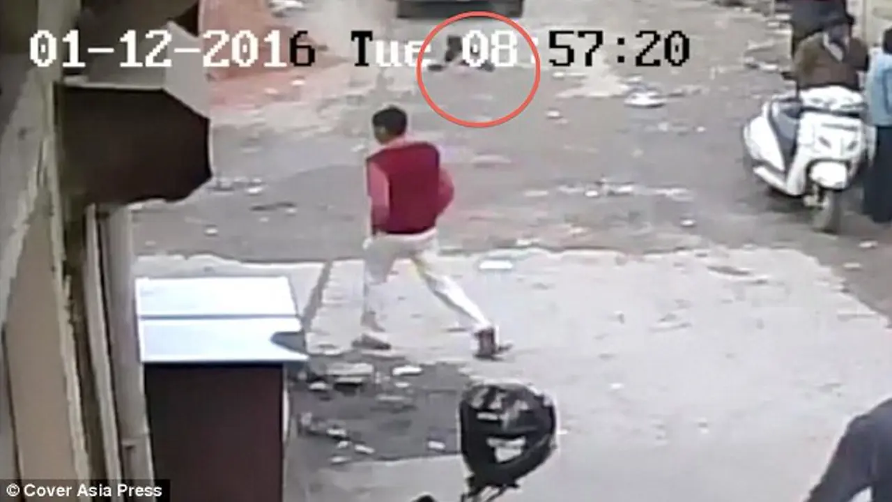 Momen Menegangkan Balita Nyaris Tertabrak Mobil
