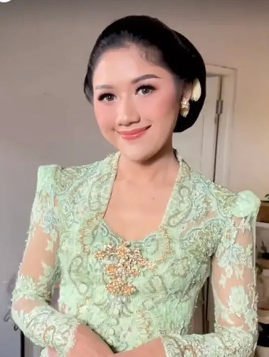 Dalam prosesi langkahan tersebut, Erina Gudono tampak anggun menggunakan kebaya berwarna hijau. Penampilan calon istri Kaesang Pangarep ini juga begitu menawan dengan sanggulnya. (Liputan6.com/IG/@hennajogja)