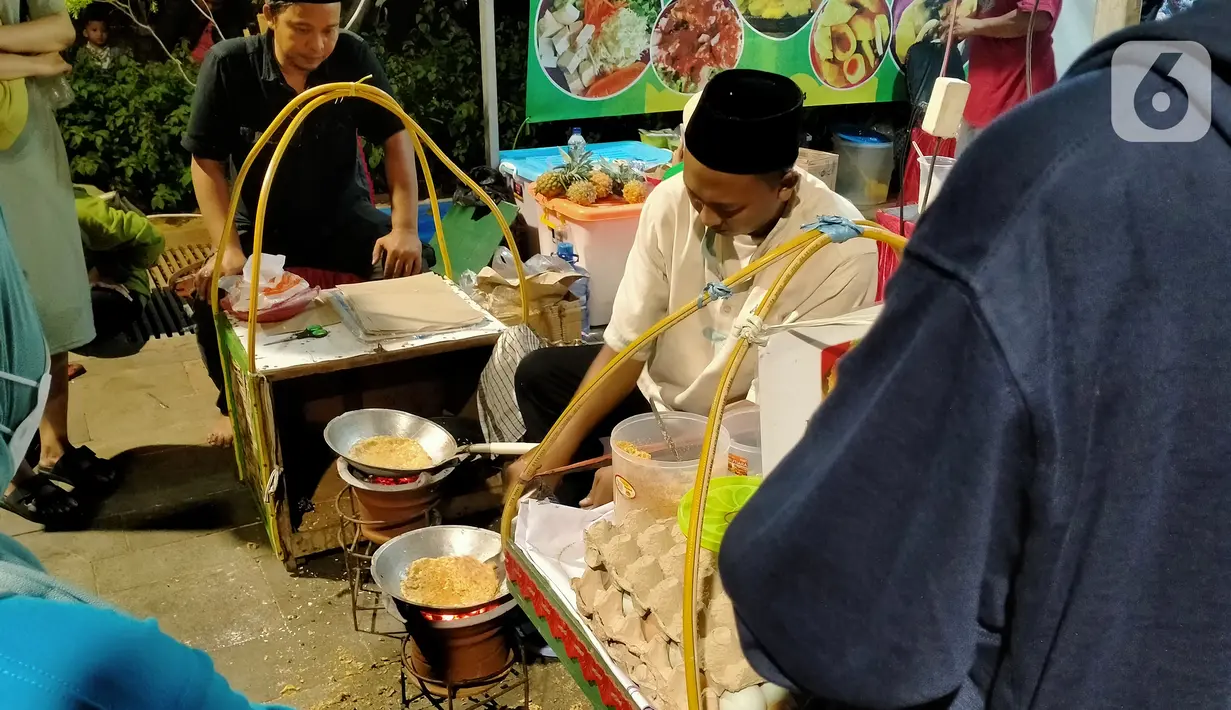 Penjual Kerak Telor menyiapkan pesanan pembeli selama Festival #IniJakarta 2022 di kawasan Kota Tua, Jakarta, Sabtu (17/9/2022). Berbagai makanan dan minuman dijajakan dalam program #TemuRasaKarya. (Liputan6.com/Magang/Aida Nuralifa)