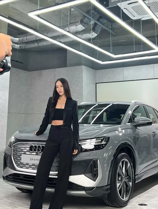 Kembali tampil dengan outfit serba hitam, Krystal Jung pancarkan aura mahal seorang idol. Ia memilih cropped top, celana panjang, dan cropped blazer yang semuanya berwarna hitam. [Foto: Instagram/vousmevoyez]