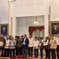 Presiden Jokowi dan para menteri kabinetnya melaporkan pajak tahunan di Istana Negara, Jakarta, Jumat (22/3/2024). Sejumlah menteri yang hadir di antaranya Menko Marves Luhut Binsar Pandjaitan, Menteri Investasi Bahlil Lahadalia, hingga Mendag Zulkifli Hasan. (Liputan6.com/Lizsa Egeham)