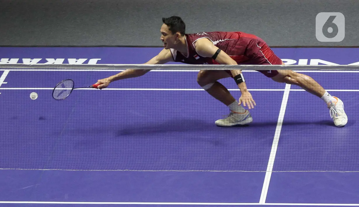 Pebulu tangkis tunggal putra Indonesia, Jonatan Christie saat bertanding melawan wakil Singapura Jia Heng Jason Teh dalam babak 32 besar Indonesia Open 2025 di Istora Senayan, kompleks Gelora Bung Karno, Jakarta, Selasa (3/6/2025) sore WIB. (Liputan6.com/Herman Zakharia)