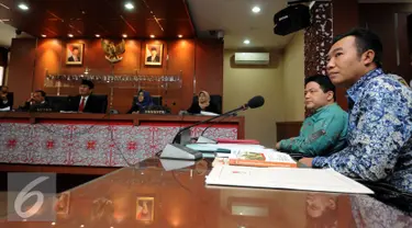 Ketua KPU, Husni Kamil Manik (kedua kanan) bersama Sigit Pamungkas menjalani sidang pengaduan pelanggaran kode etik penyelenggara pemilu di DKPP, Jakarta, Rabu (8/6/2016). Sidang perihal PAW anggota DPR, Agus Gumiwang. (Liputan6.com/Helmi Fithriansyah)