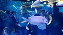 Anak-anak melihat ikan saat mengunjungi pameran "Keindahan Bawah Laut" (Underwater Beauty) di Shedd Aquarium di Chicago, Amerika Serikat (17/2/2020). Shedd Aquarium  memiliki koleksi 32.000 ekor binatang dan menarik sekitar 2 juta pengunjung setiap tahun. (Xinhua/Joel Lerner)