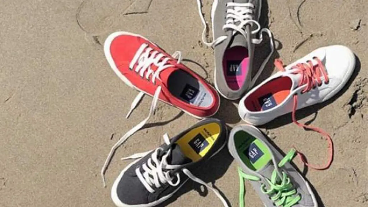 3 Style Tetap Terlihat Manis dengan Sneakers