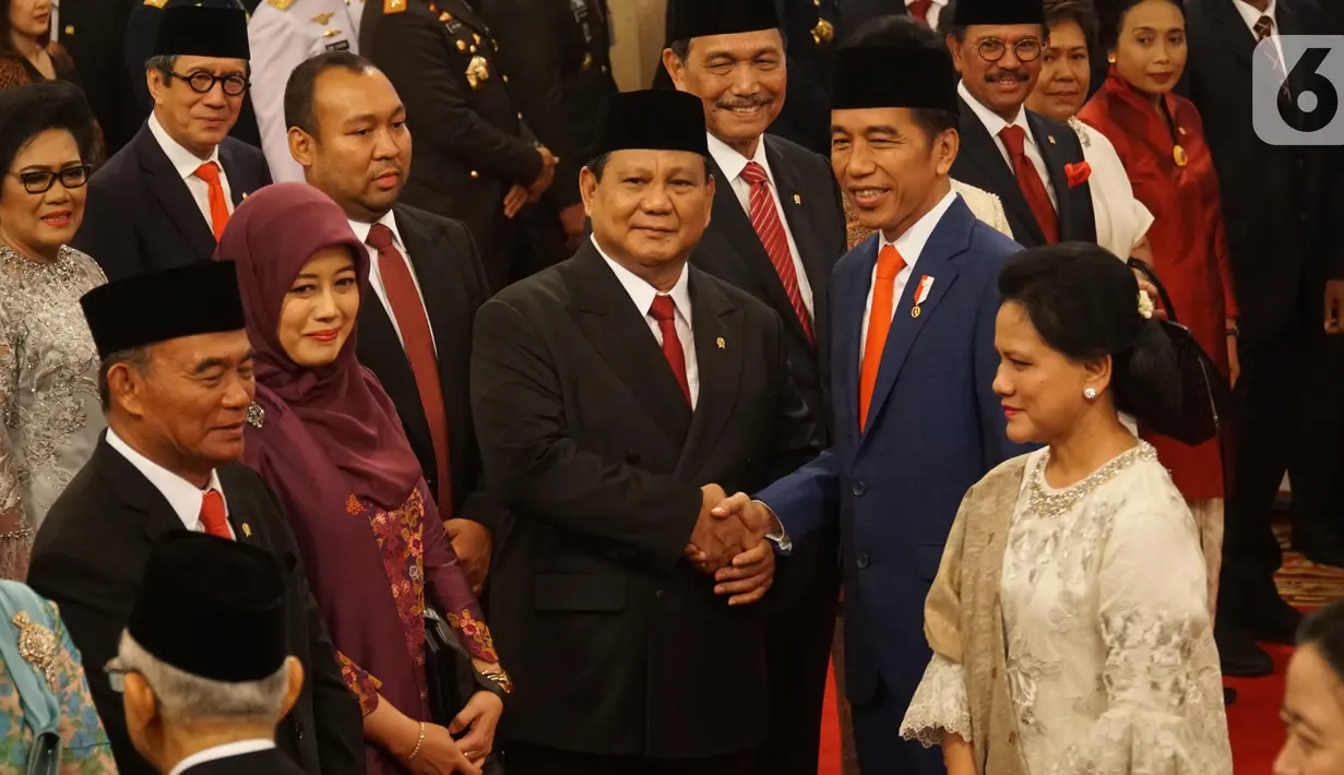 Menteri Pertahanan, Prabowo Subianto mendapat ucapan selamat dari Presiden Joko Widodo (Jokowi) didampingi Ibu Negara Iriana seusai pelantikan Kabinet Indonesia Maju di Istana Negara, Jakarta, Rabu (23/10/2019). (Liputan6.com/Angga Yuniar)