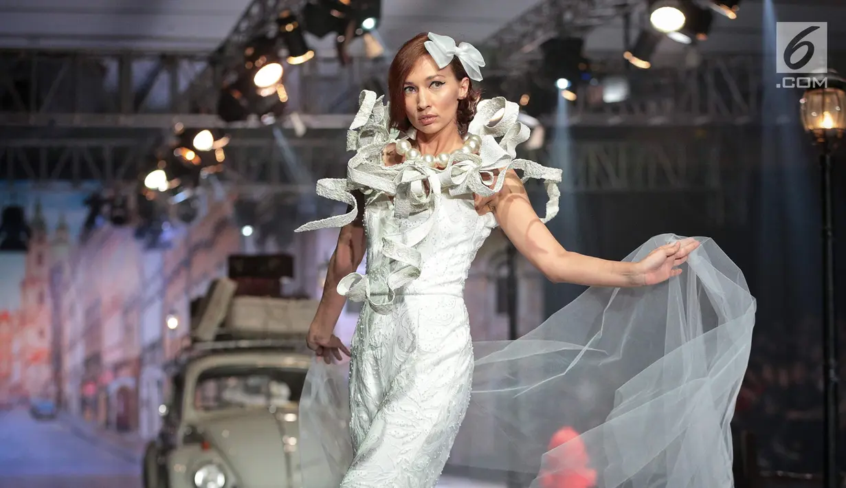 Model mengenakan busana rancangan desainer Fetty Rusli saat tampil dalam fashion show bertema 'Crossing' di Jakarta, Rabu (29/8). Sebanyak 53 busana ditampilkan dalam fashion show tersebut. (Liputan6.com/Faizal Fanani)