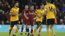 Pemain Wolverhampton Wanderers, Ruben Neves, melakukan selebrasi usai mencetak gol ke gawang Liverpool pada laga Piala FA di Stadion Molineux, Senin (7/1). Liverpool takluk 1-2 dari Wolverhampton Wanderers. (AP/Rui Vieira)