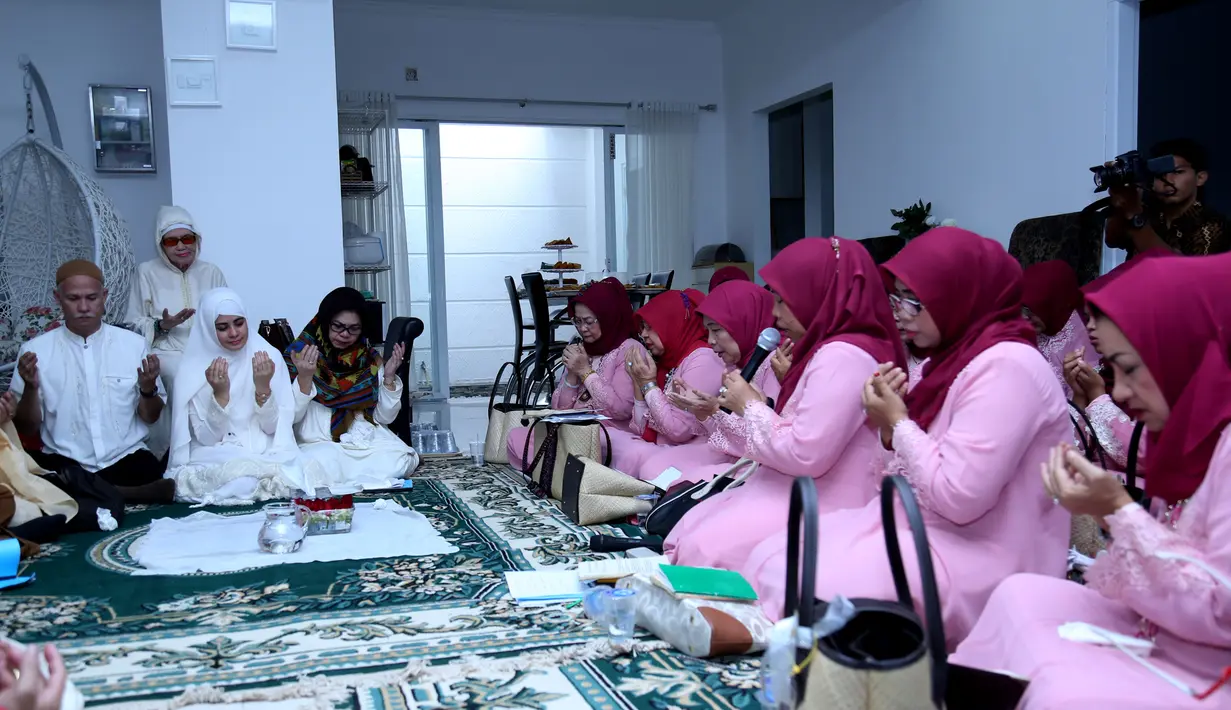 Ibu-ibu pengajian dengan baju pink memanjatkan doa untuk kebahagiaan Risty Tagor (Wimbarsana/Bintang.com)