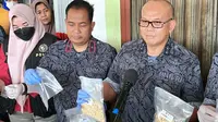 Kepala Deputi Penindakan BNN Irjen Kenedy memperlihatkan barang bukti sitaan dari home industri ekstasi di Pekanbaru. (Liputan6.com/M Syukur)