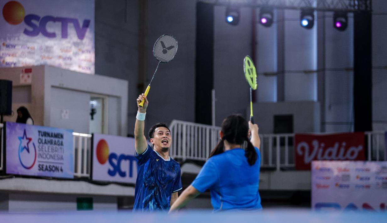 Mantan pebulu tangkis Indonesia, Mohammad Ahsan (kiri) dan penyanyi sekaligus selebritas Indonesia, Ziva Magnolya melakukan selebrasi setelah mencetak poin pada laga semifinal Turnamen Olahraga Selebriti Indonesia (TOSI) Season 4 melawan pasangan mantan pebulu tangkis Indonesia, Debby Susanto dan selebritas, Rafael Tan di GOR UNJ, Rawamangun, Jakarta, Minggu (02/11/2025). (Bola.com/Bagaskara Lazuardi)