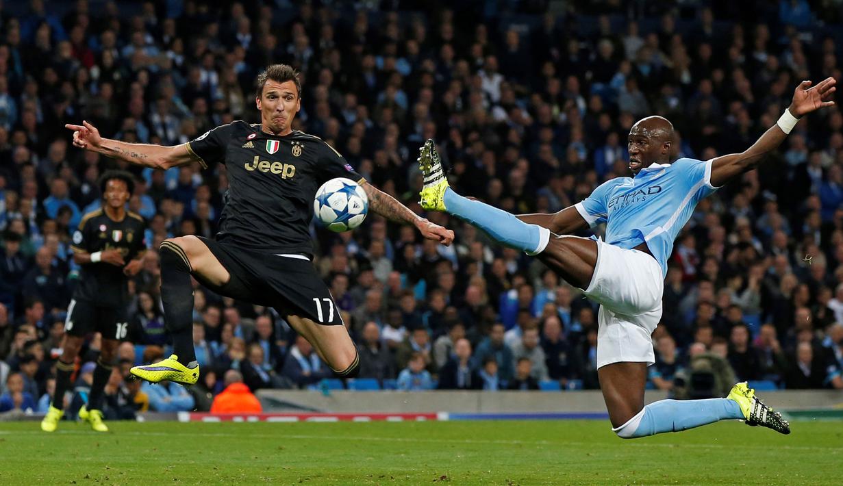 Mario Mandzukic memanfaatkan peluang menjadi gol balasan ke gawang Manchester City di laga Grup D Liga Champions di Stadion Etihad, Manchester, Inggris, Rabu (16/9/2015) dini hari WIB. (Reuters/Phil Noble)