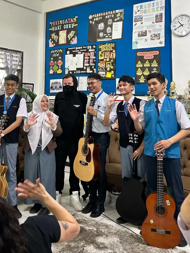 7 Momen Alan Walker Kunjungi Sekolah di Medan, Bikin Guru dan Murid Terharu