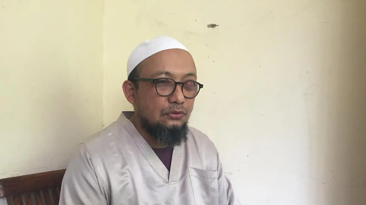 Penyidik Komisi Pemberantasan Korupsi (KPK) Novel Baswedan saat berbincang dengan Liputan6.com di kediamanya di kawasan Kelapa Gading. (Liputan6.com/Lizsa Egeham)