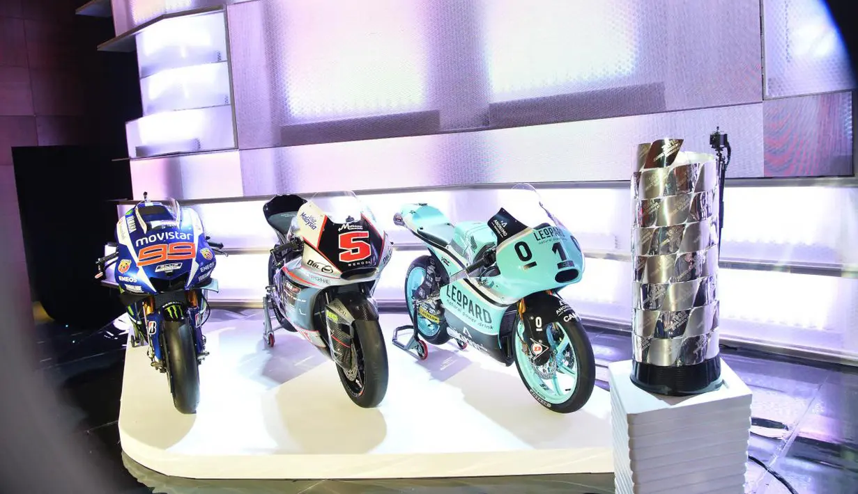 Deretan Motor balap dari Moto3, Moto2 dan MotoGP FIM AWARDS MotoGP di Palacio de Congresos, Spanyol, Minggu(8/11/2015.  (Motogp.com)