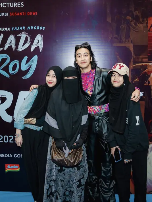 Sang ibu Umi Pipik yang tampil bercadar dan kedua saudara perempuanya kompak tampil serba hitam di gala premier tersebut.(@abidzar73)