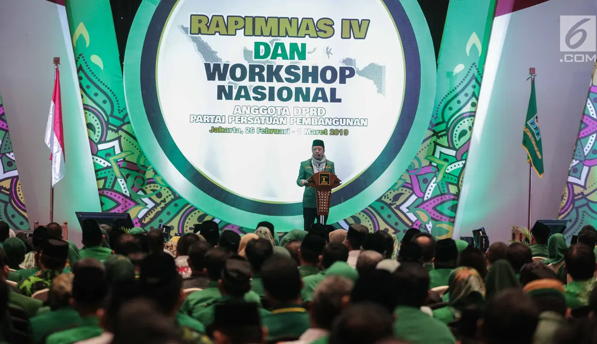 Ketum PPP Romahurmuziy memberikan arahan dalam Rapimnas IV dan Workshop Nasional Anggota DPRD di Jakarta, Selasa (26/2). Pembahasan Rapimnas untuk pematangan strategi pemenangan pemilu legislatif dan pemenangan Jokowi-Ma'ruf. (Liputan6.com/Faizal Fanani)