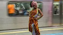 Model berpose mengenakan pakaian yang dirancang oleh seorang siswa dari komunitas Afro-Brasil jelang Hari Kesadaran Kulit Hitam dalam stasiun kereta bawah tanah di Sao Paulo, Brasil, 19 November 2021. Hari Kesadaran Kulit Hitam diperingati setiap tahun pada 20 November. (AP Photo/Andre Penner)
