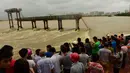 Sejumlah warga berdiri di dekat sungai setelah Topan Sarika menghantam kawasan hit Qionghai, Provinsi Hainan,  Tiongkok, (18/10).  (REUTERS/Stringer) 