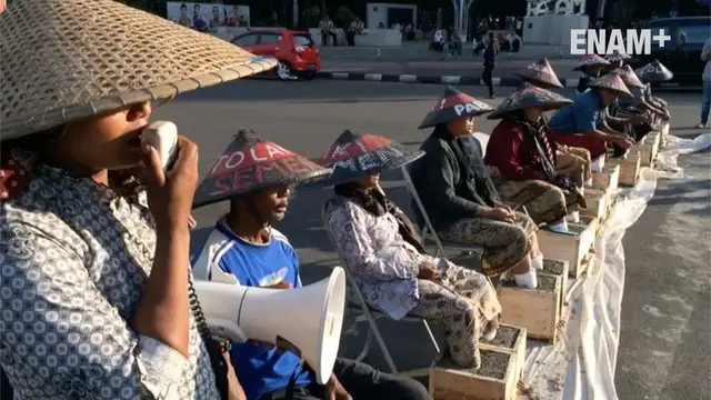 ENAM PLUS: Petani Rembang Kembali Pasung Kaki di Depan Istana