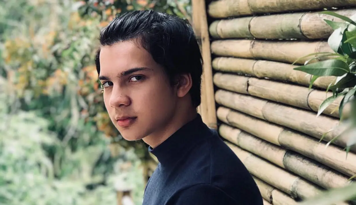 Endy Arfian menjadi idola remaja putri setelah ia bermain sebagai Tony dalam film Pengabdi Setan. Siapa yang menyangka jika ia masih berusia 16 tahun. (Foto: instagram.com/endyarfian22)