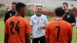 Pelatih Persija Jakarta, Thomas Doll, tersenyum saat berbincang dengan Ryo Matsumura sesi latihan di Nirwana Park, Sawangan, Depok, Rabu (31/5/2023). Pemain asal Jepang itu didatangkan Macan Kemayoran dari Persis Solo dan diikat dengan kontrak berdurasi tiga musim. (Bola.com/M Iqbal Ichsan)