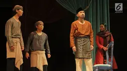 Aktor Lukman Sardi (kanan depan) memerankan Amir Hamzah dalam pentas teater "Nyanyi Sunyi Revolusi" di Gedung Kesenian Jakarta, Jumat (1/2/). Pementasan mengangkat kisah hidup seorang penyair besar Indonesia Amir Hamzah. (Fimela.com/Bambang E Ros)