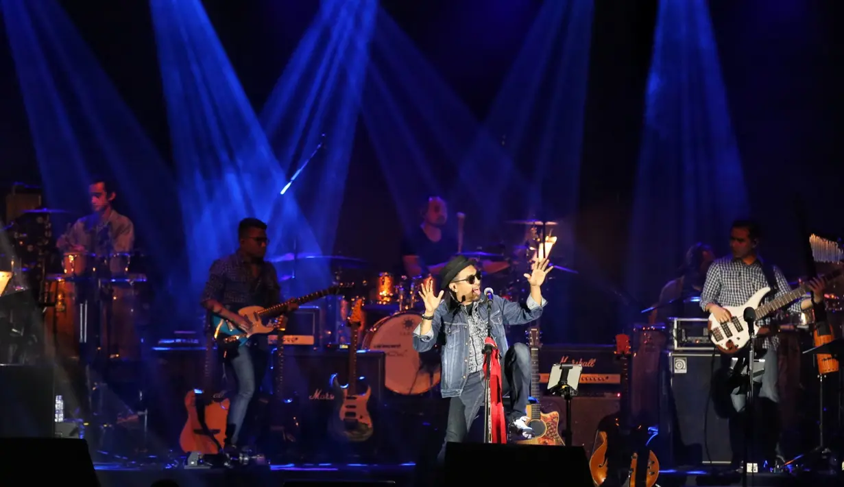 Penyanyi Glenn Fredly banyak memberikan kejutan pada penonton dan penggemarnya. Konser bertajuk #TNDMT Glenn Fredly untuk grup musik Slank berlangsung di Gandaria City Hall, Jakarta Selatan, Sabtu (30/9/2017). (Adrian Putra/Bintang.com)