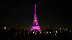 Foto yang diambil dari alun-alun Trocadero ini menunjukkan Menara Eiffel yang diterangi dengan warna merah muda di Paris pada tanggal 1 Oktober 2023. (Dimitar DILKOFF/AFP)