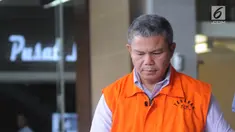 Supervisor KPP Pajak Pratama Ambon Sulimin Ratmin usai menjalani pemeriksaan di Gedung KPK, Jakarta, Rabu (19/12). Sulimin diperiksa sebagai tersangka terkait dugaan menerima suap upaya pengurangan pajak yang harus dibayar. (Merdeka.com/Dwi Narwoko)