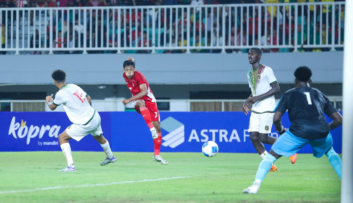 <p>Timnas Indonesia U-22 menelan kekalahan tiga gol tanpa balas dari Mali U-22 pada laga uji coba di Stadion Pakansari, Kabupaten Bogor, Sabtu (15/11/2025) malam WIB. (Bola.com/M Iqbal Ichsan)</p>