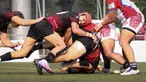Sejumlah pemain tim rugby putra Singapura (kiri) berebut bola dengan pemain tim rugby putra Indonesia saat laga Asia Rugby Sevens Trophy 2022 yang berlangsung di GBK Rugby Field, Jakarta, Sabtu (06/08/2022). (Bola.com/Bagaskara Lazuardi)