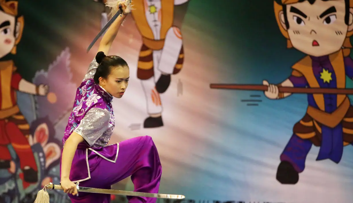Atlet Wushu asal Filipina, Kariza Kris Chan saat beraksi, pada Kejuaraan Dunia Wushu 2015 di Istora Senayan, Jakarta, Minggu(15/11/2015). (Bola.com/Nicklas Hanoatubun)